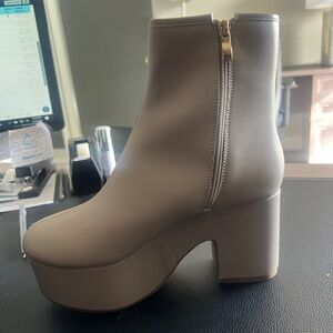 Shushop NWT heel boot color mink